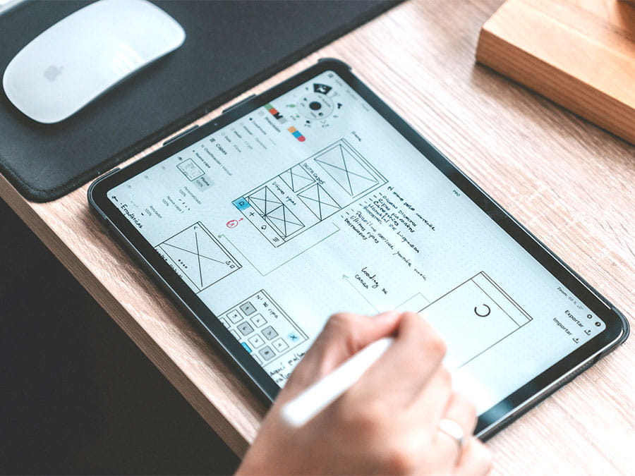 Mano che disegna un progetto sul tablet