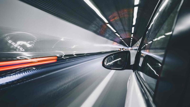 Auto che percorre un tunnel ad alta velocità