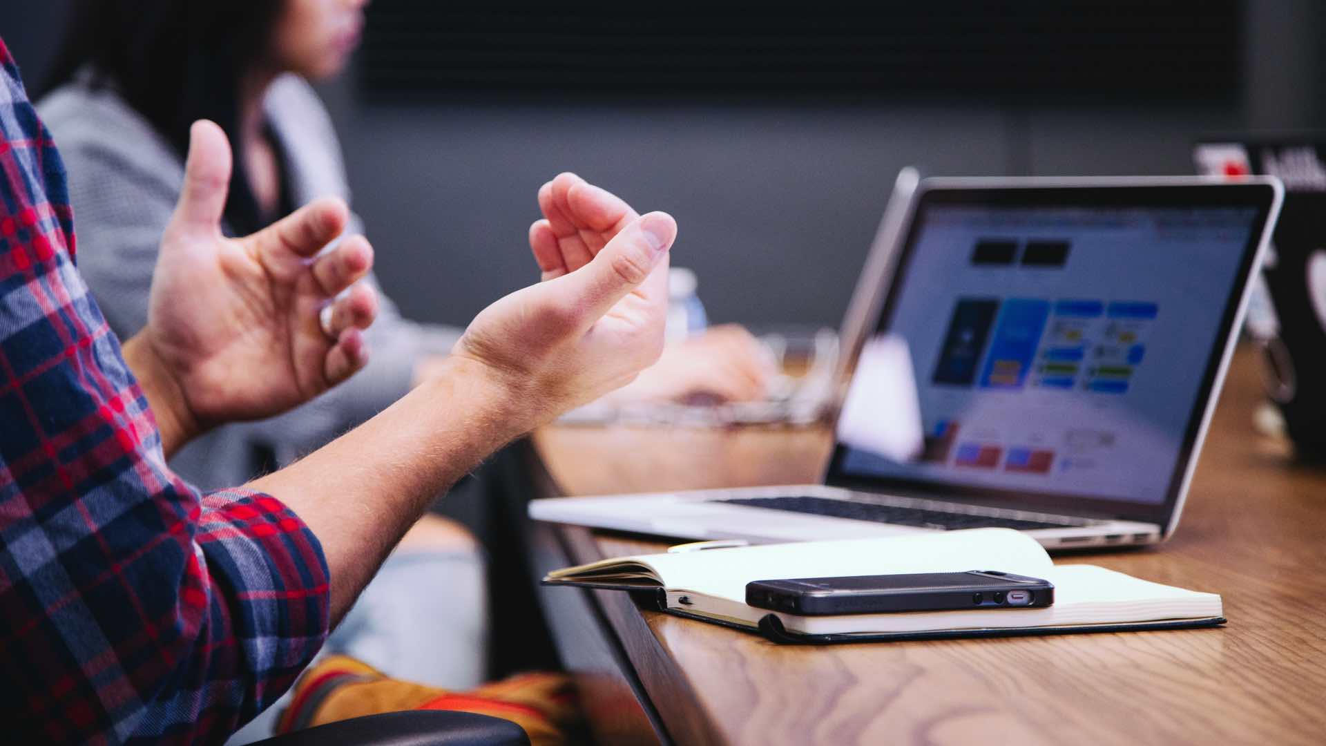 Persona che lavora davanti al pc