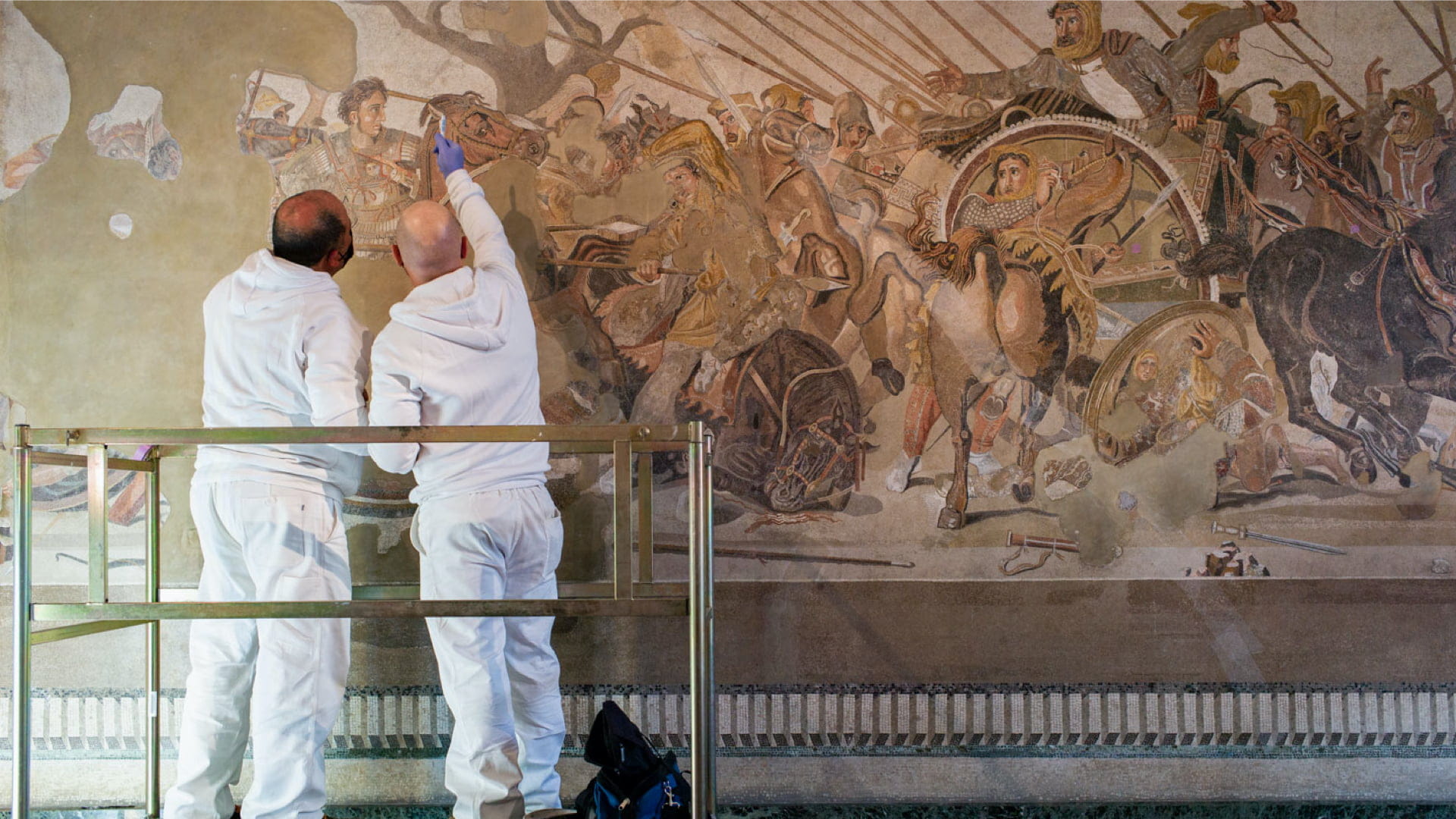 due restauratori lavorano al mosaico