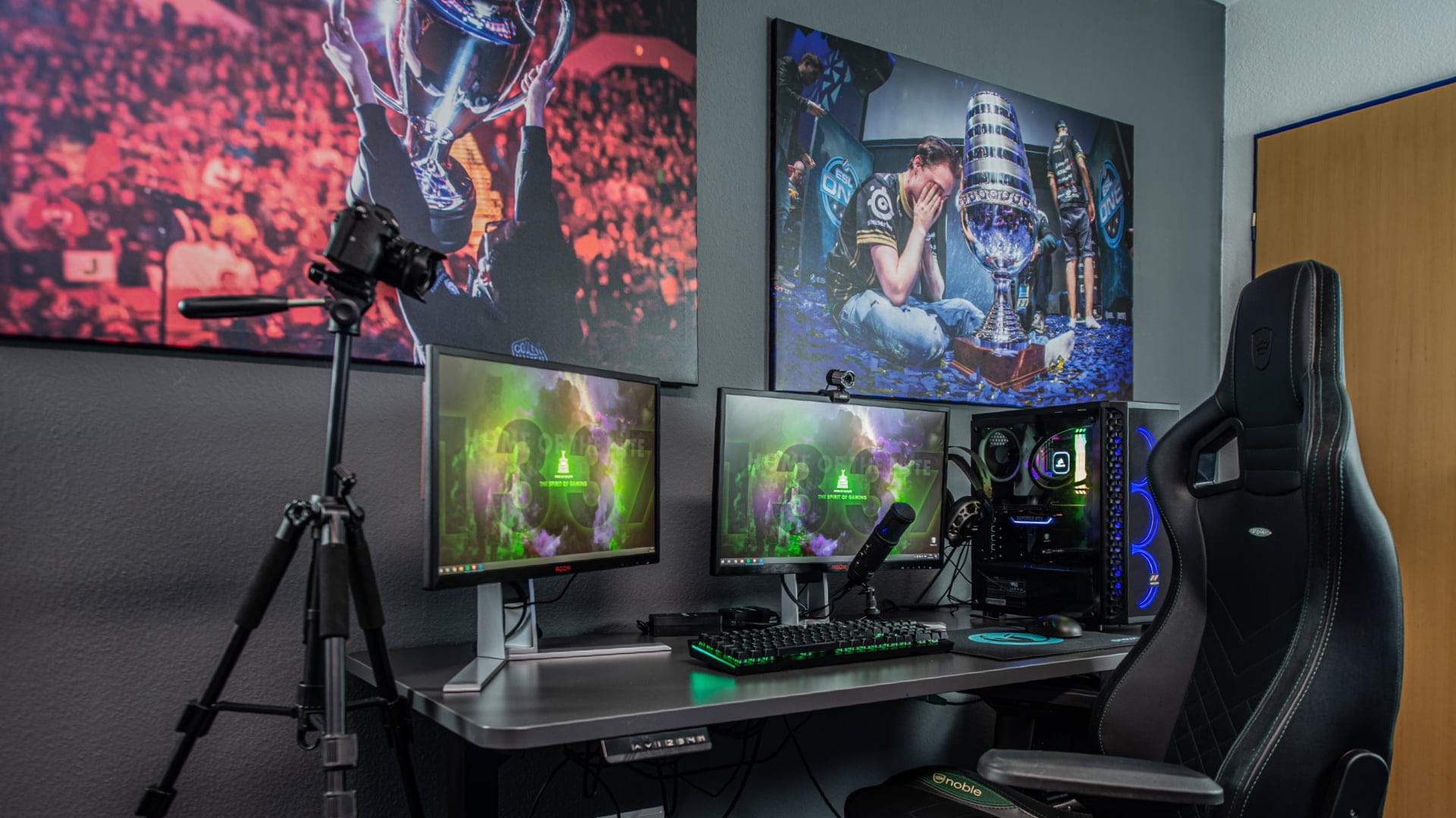 Postazione da gaming con tanti schermi