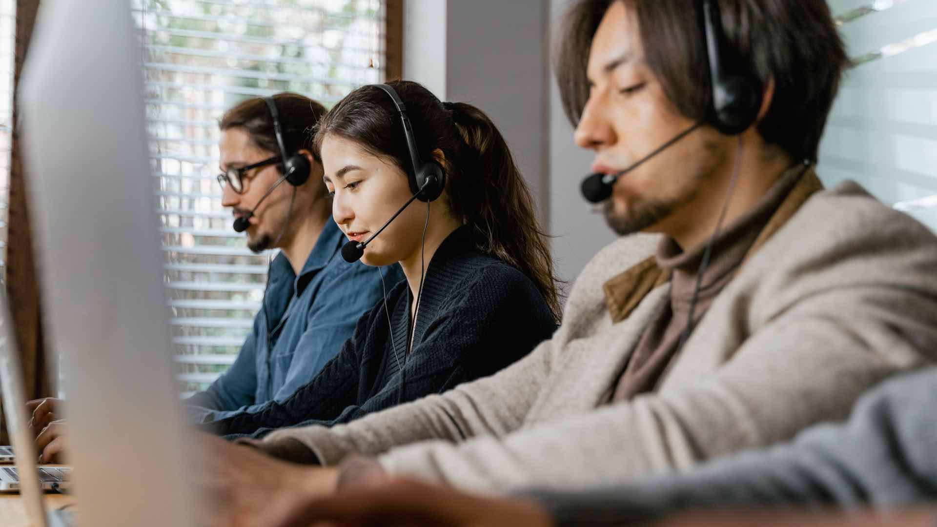 3 persone che lavorano in un contact center