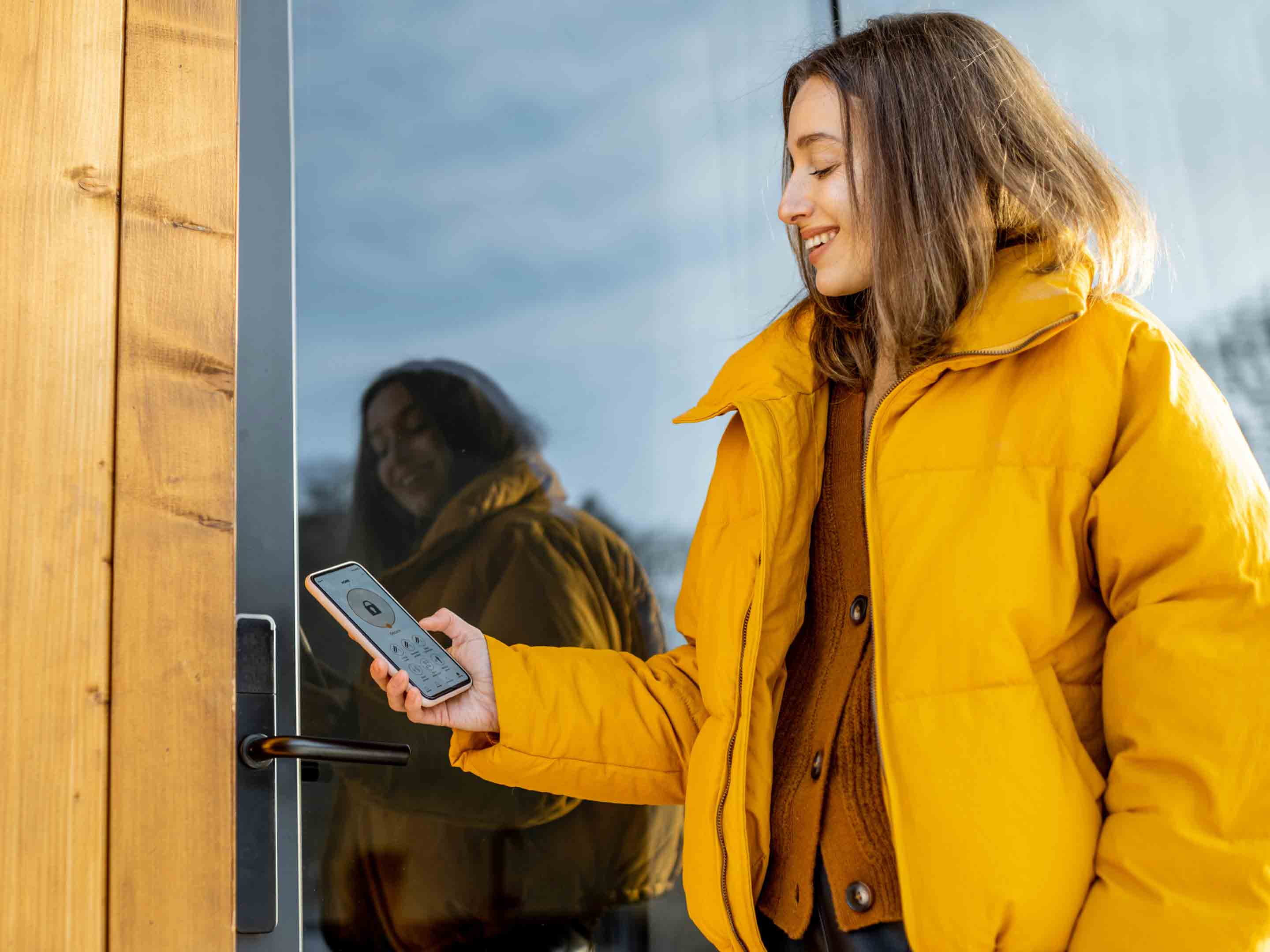 Ragazza che sblocca una serratura con sofia locks