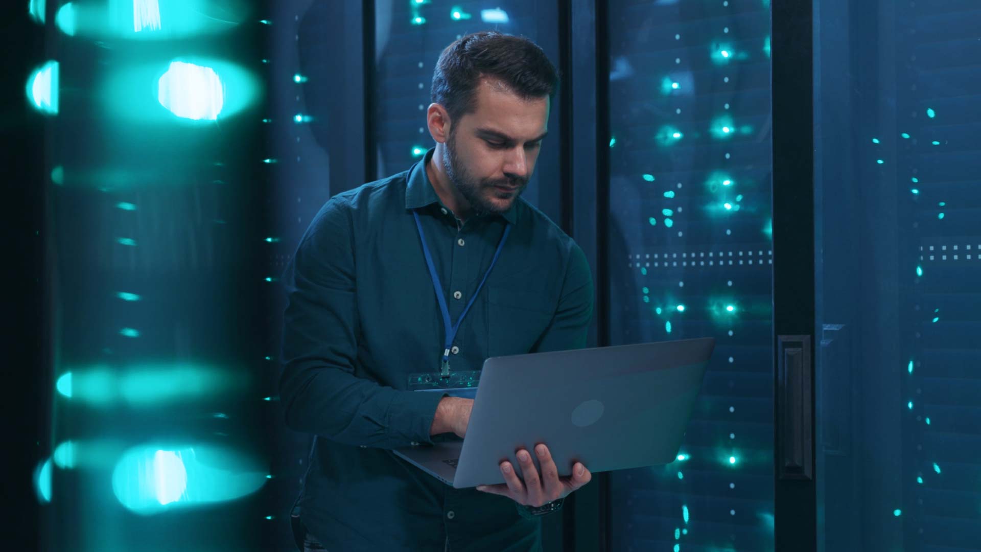 Uomo al pc risolve cyber attack