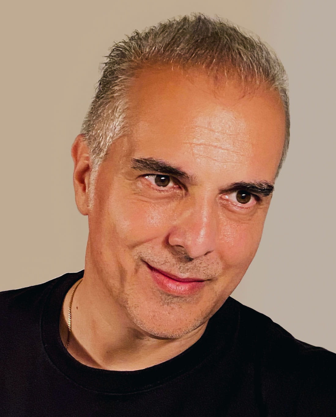 Antonio Grillo di profilo con maglia nera