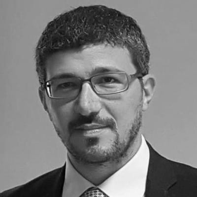 Primo piano di uomo con occhiali e barba