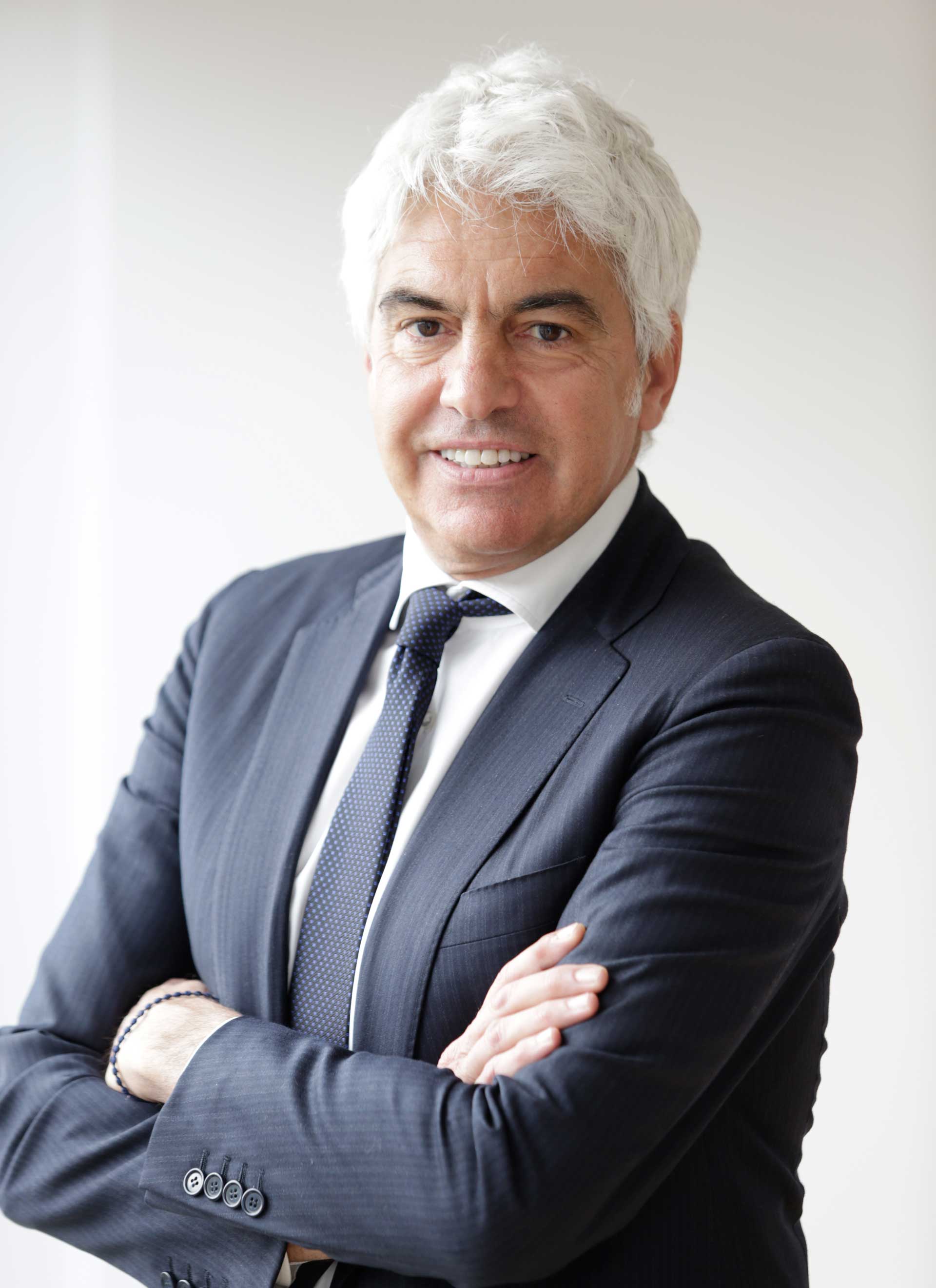 Primo piano di Stefano Mantegazza con braccia incrociate