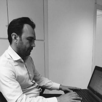 Uomo che lavora al pc