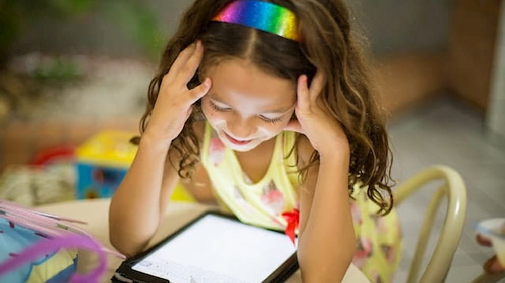 bambina che guarda un tablet