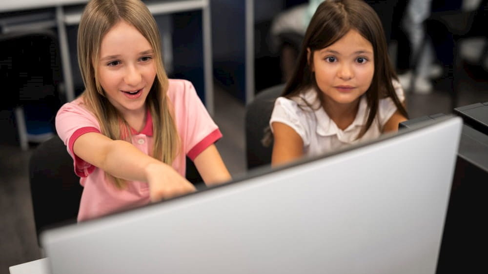 bambine che osservano schermo laptop