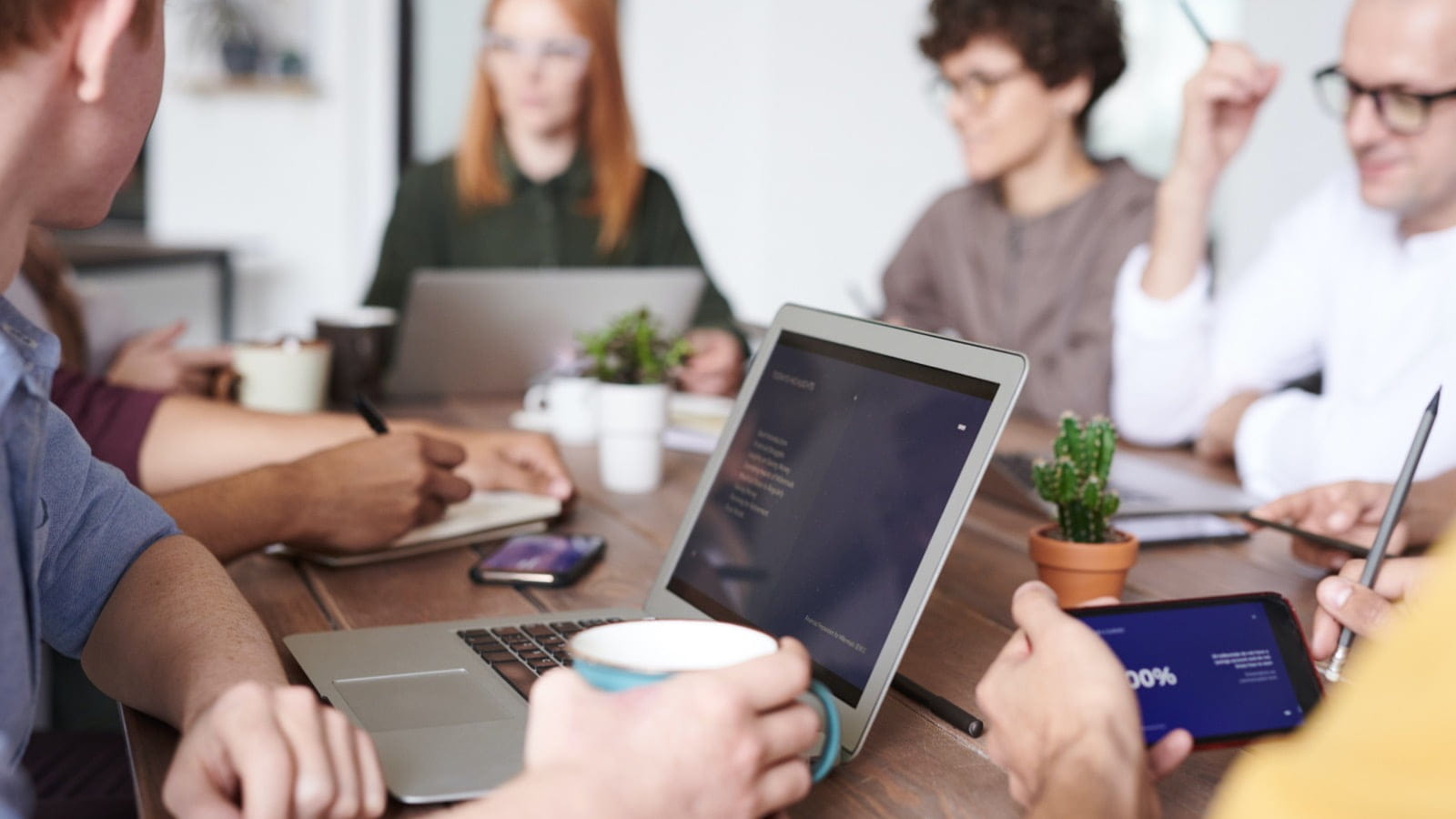 Persone che lavorano al pc in Excellence School NTT DATA