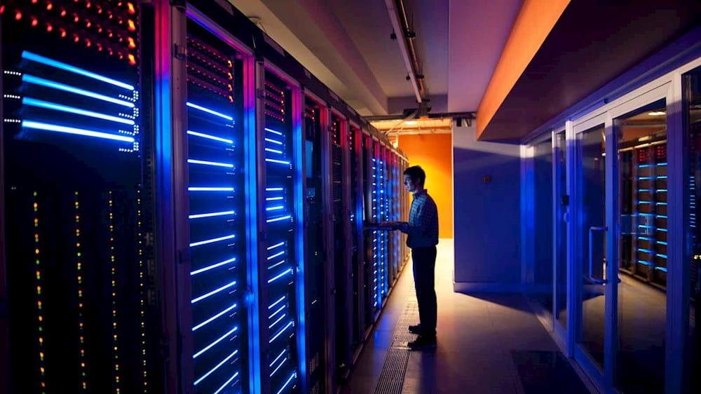 Programmatore lavora su dei server