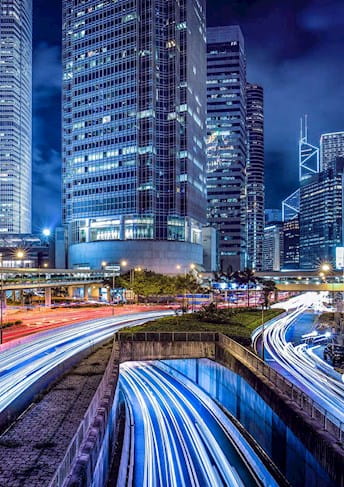 Palazzo moderno di notte e strada in hyperlapse