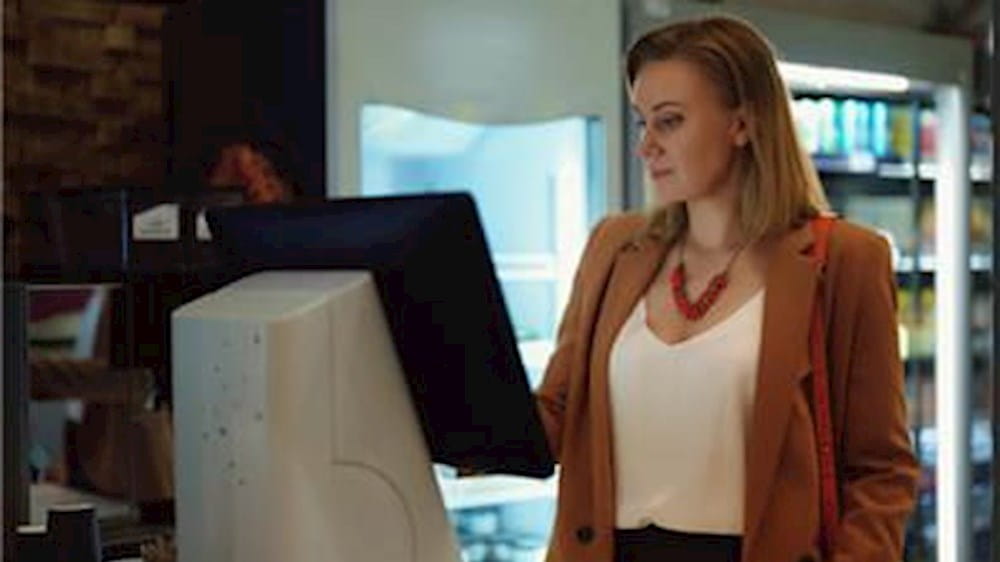 Syntphony Sales - ragazza pesa la verdura al supermercato