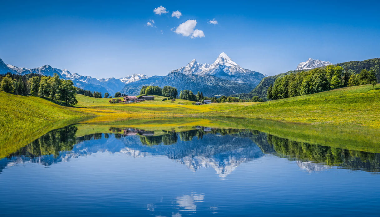 un lago con montagne riflesse in esso
