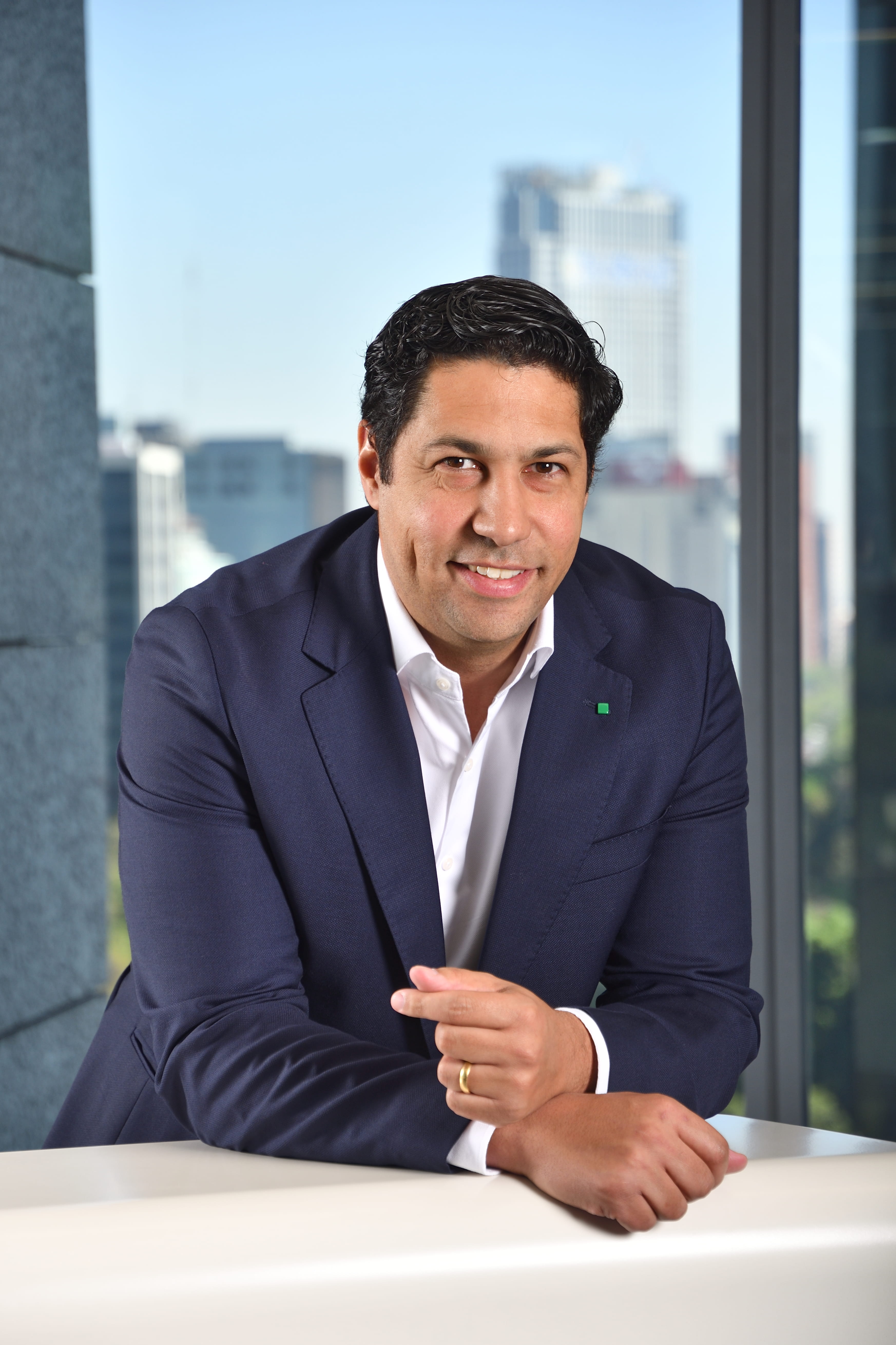 un hombre con un traje posando para una foto