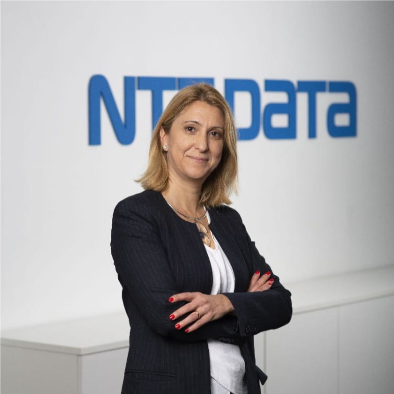 una mujer con una demanda de negocios parada frente a un signo de datos NT