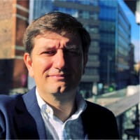 un hombre con traje tomando una selfie