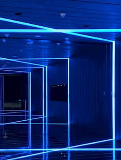 Sala de servidores con luces azules