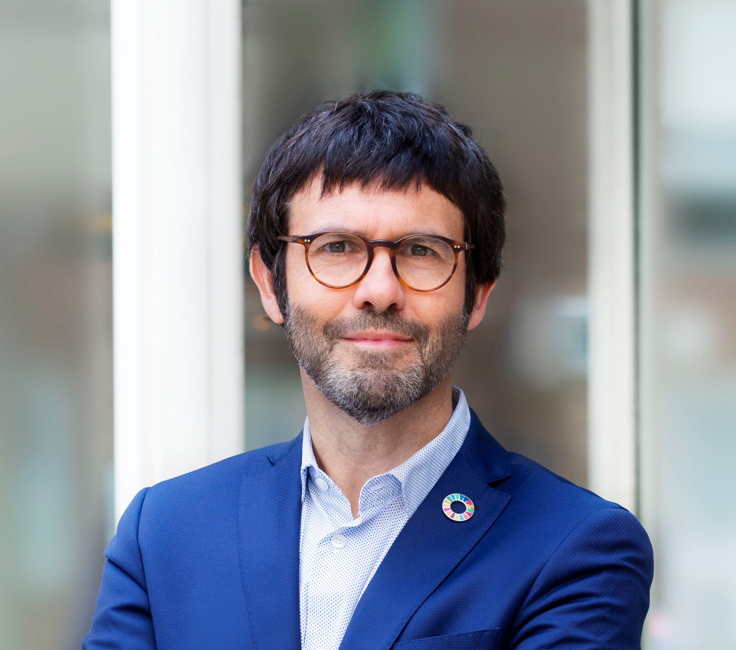 un hombre con vasos y un traje azul