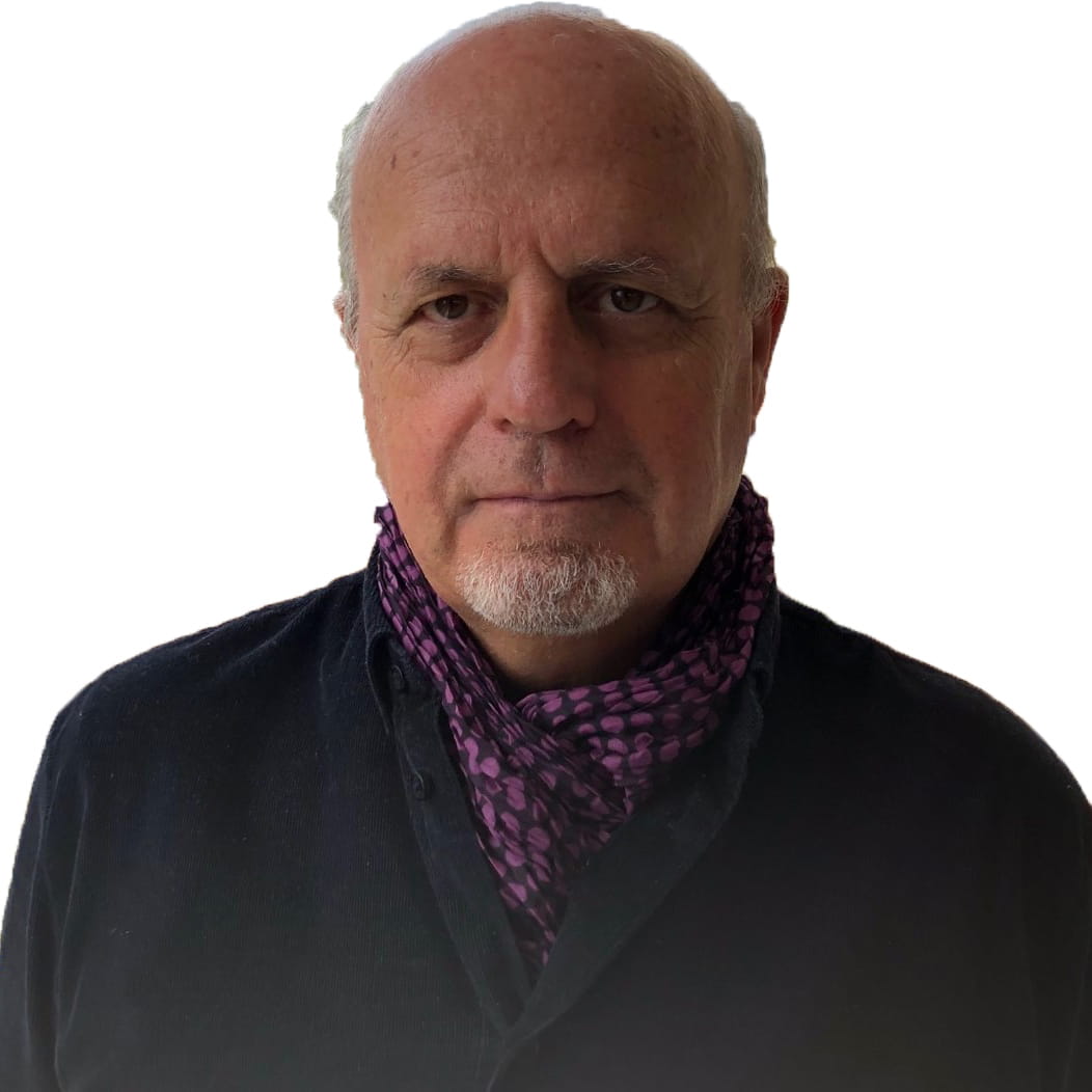 un hombre con una bufanda morada