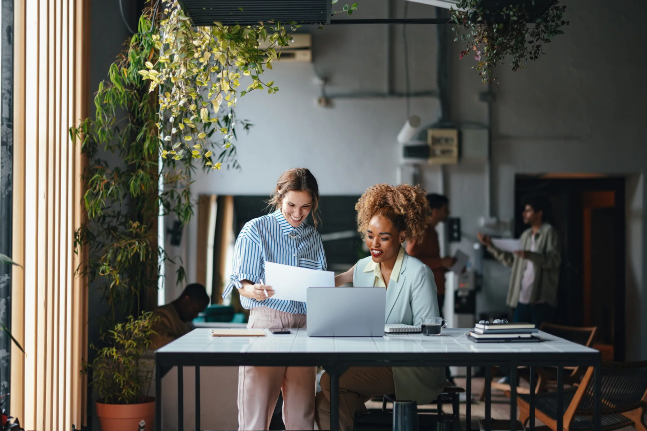 duas- pessoas-a-colaborar