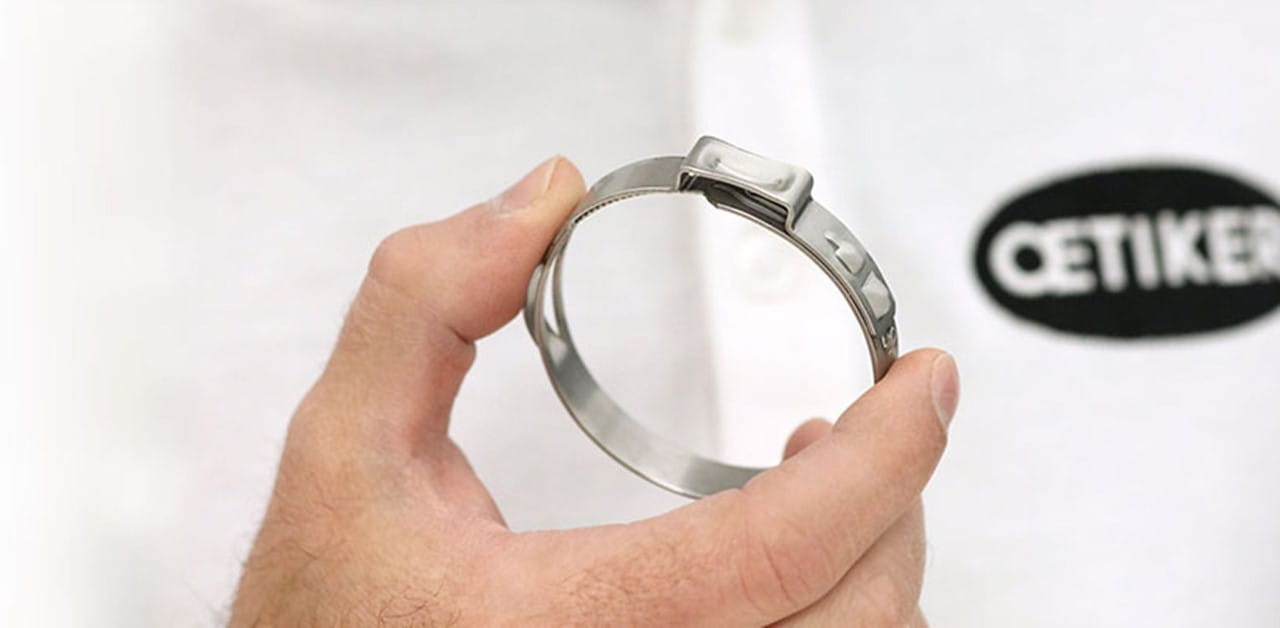 Família a caminhar num campo