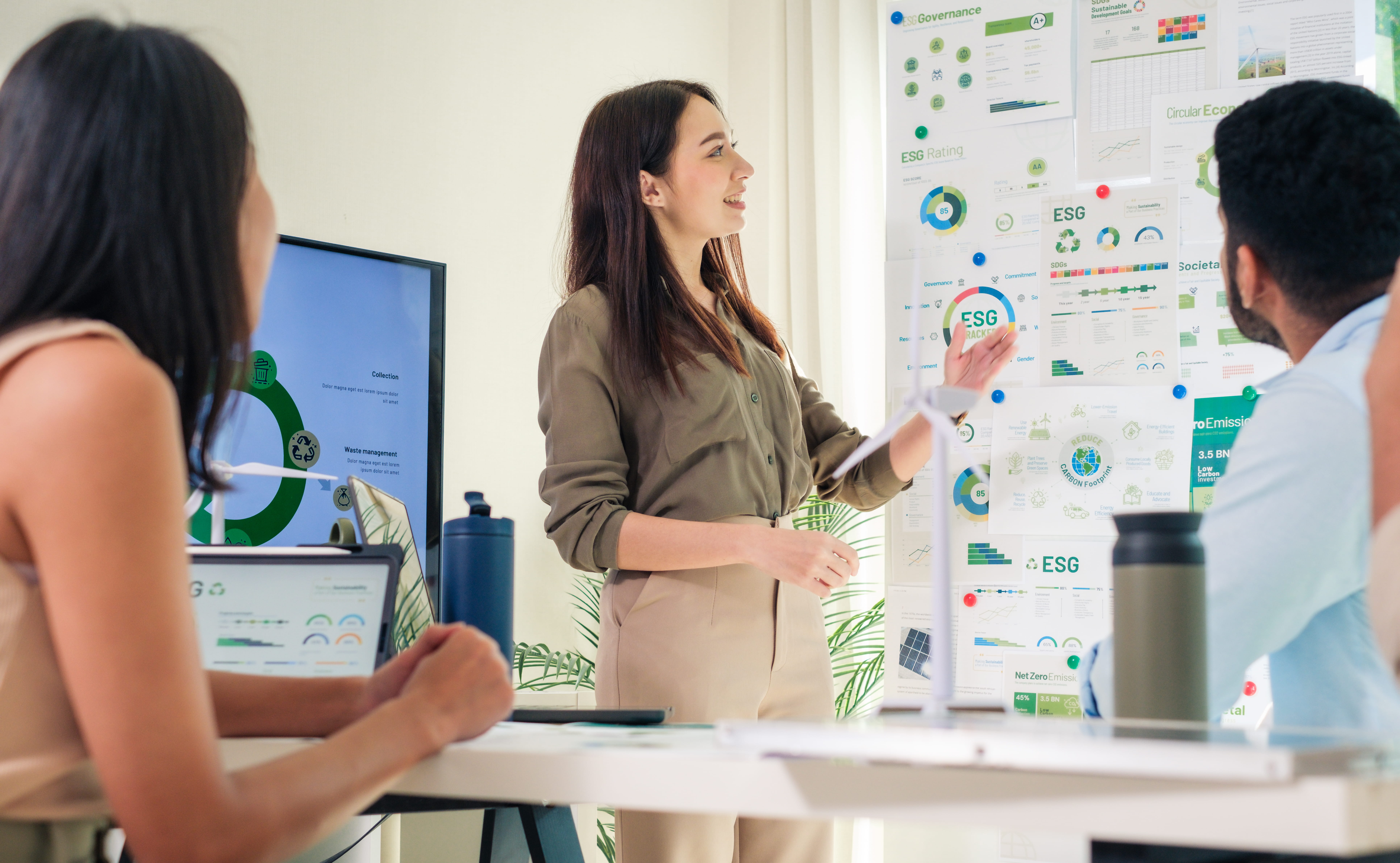 Homem no cimo de uma montanha