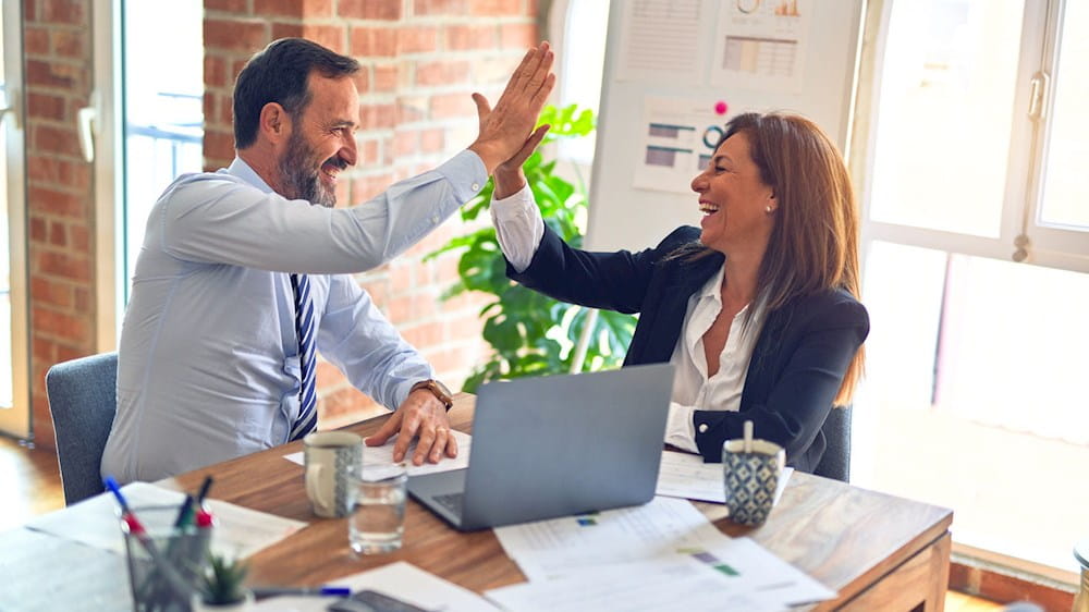 Collaborateurs qui se donnent la main