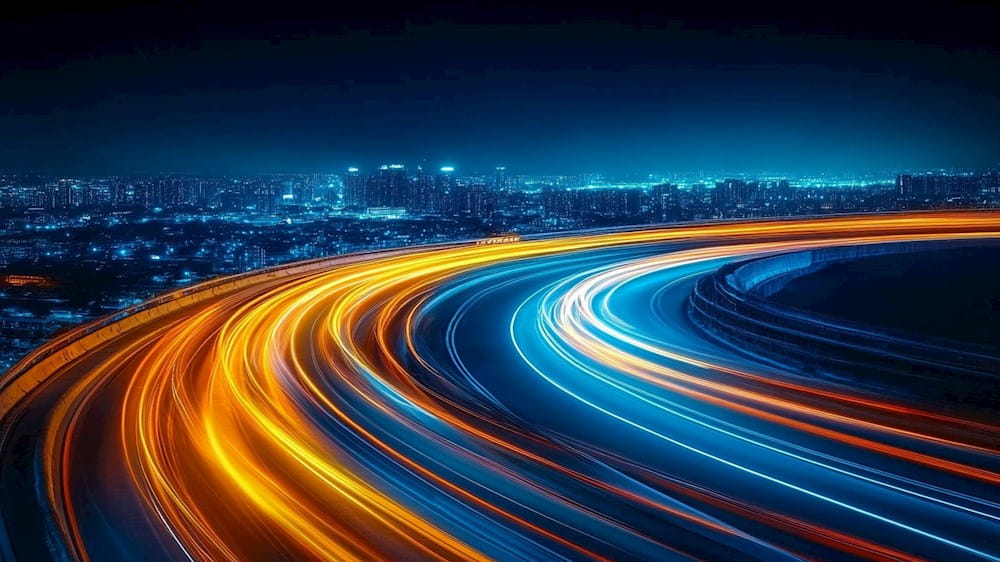 Strada illuminata di notte in hyperlapse