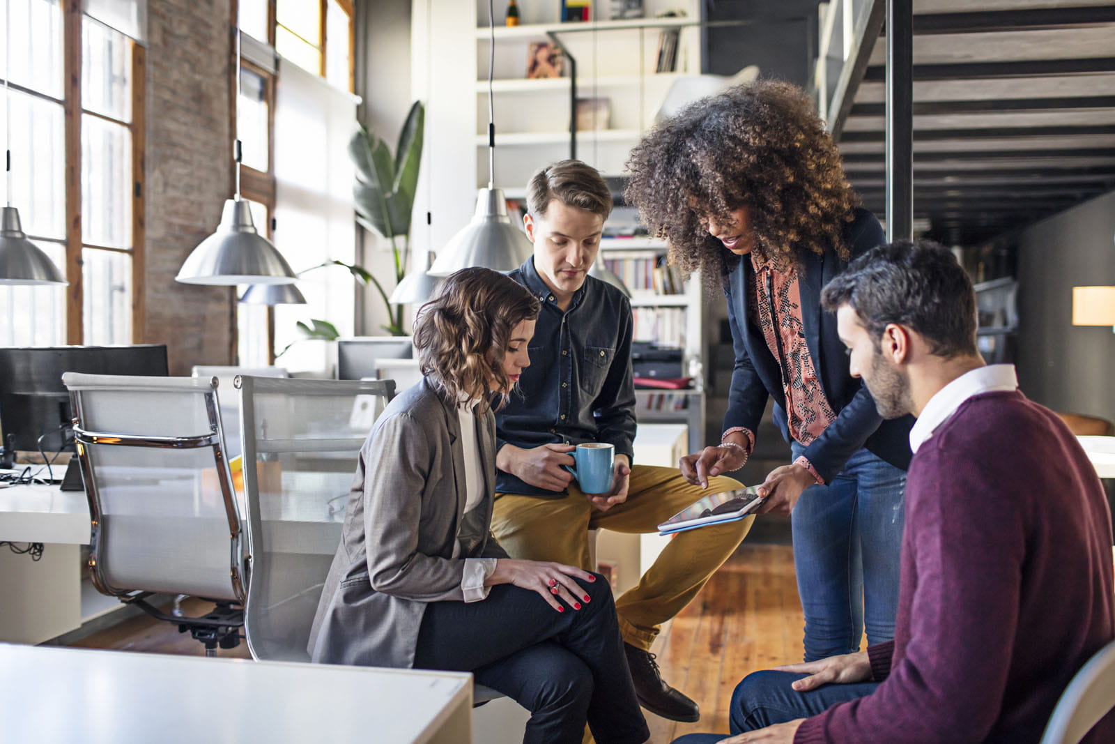 Persone che parlano in ambiente di lavoro