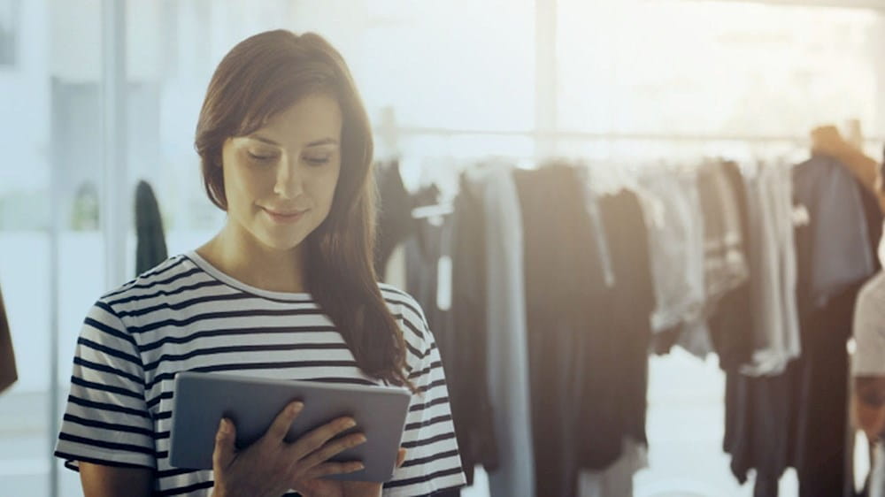 Donna in negozio di abbigliamento