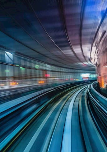Agentic AI Services: Motion Blur Abbildung einer Bahnstrecke