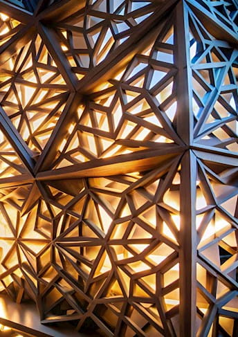 Luce che filtra da un muro sagomato