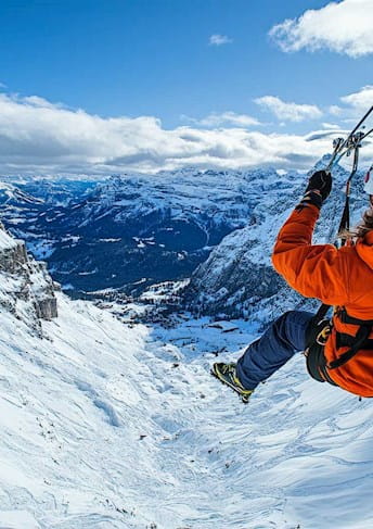 Männer, die mit dem Fallschirm springen