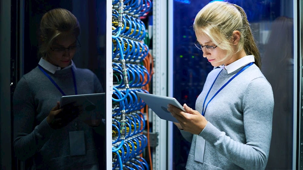 mujer en un data center