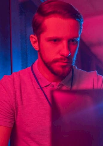 uomo che lavora al computer