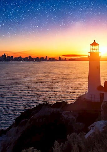 Faro sul mare all'alba