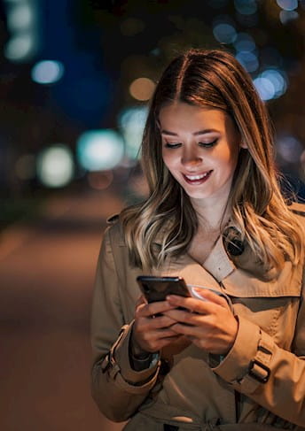 Mädchen liest auf einem Mobiltelefon