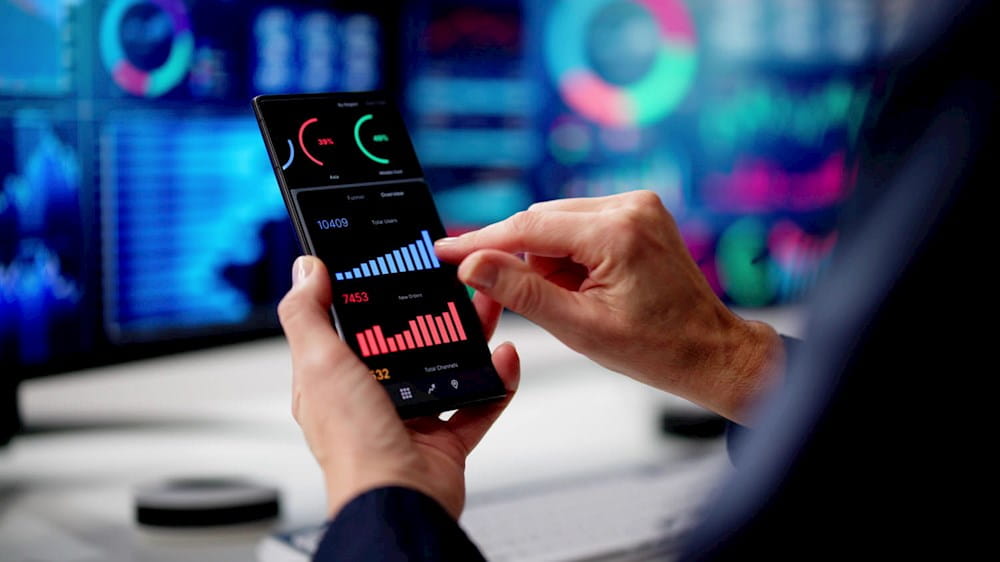 Homem que escreve no telemóvel