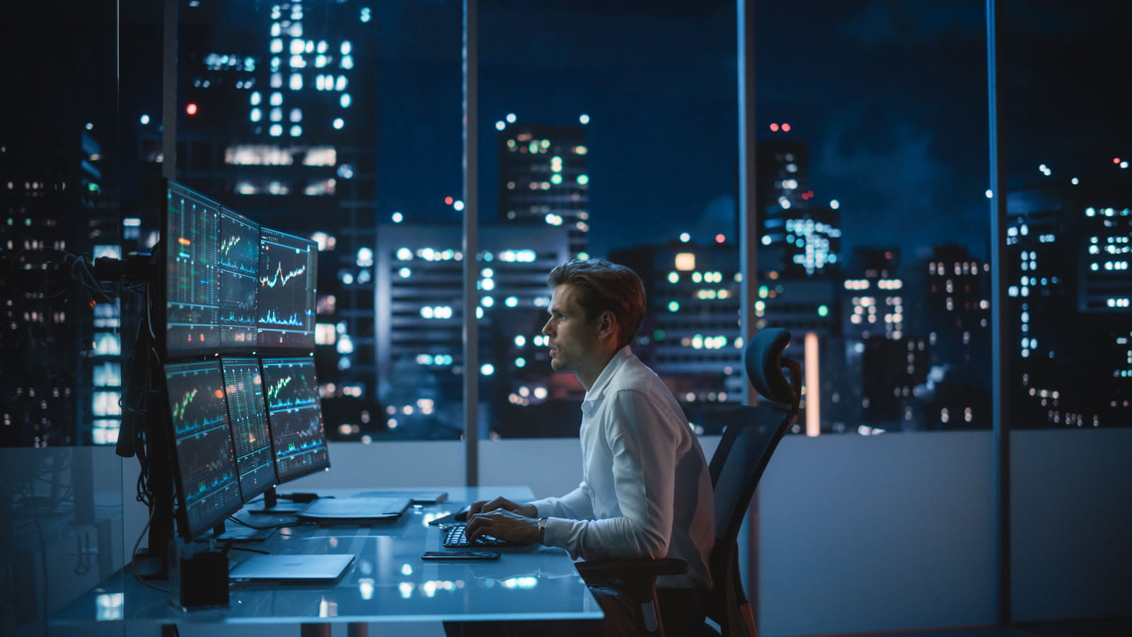 Homem a escrever num computador numa sala