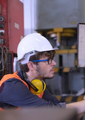 Técnico a trabalhar no local de construção