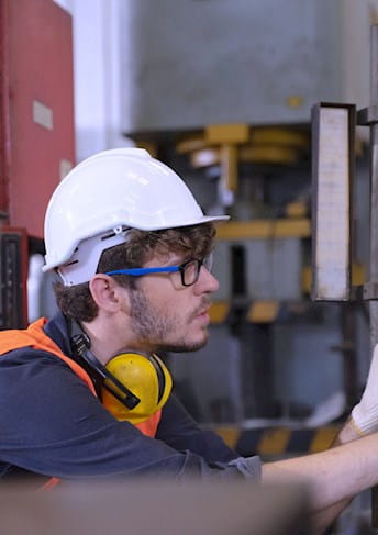 Técnico trabajando en una obra