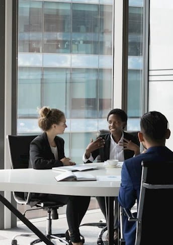 Persone intorno a un tavolo in ambiente di lavoro