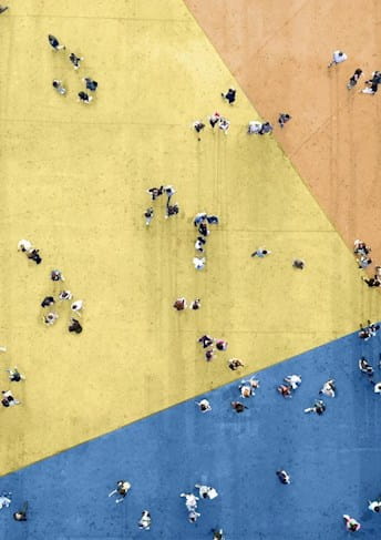 Vista superior de personas en aceras de colores