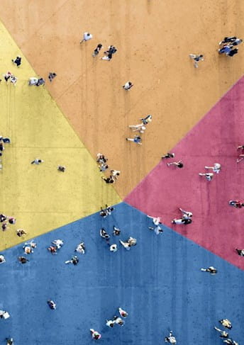 Persone che camminano su una strada colorata
