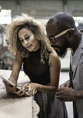 Persone al lavoro che leggono da un tablet