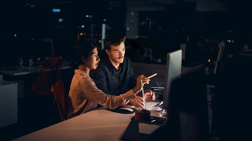 Personas que trabajan con computadoras