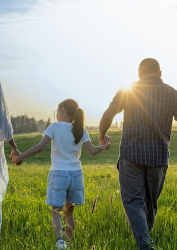 Familie auf einer Wiese