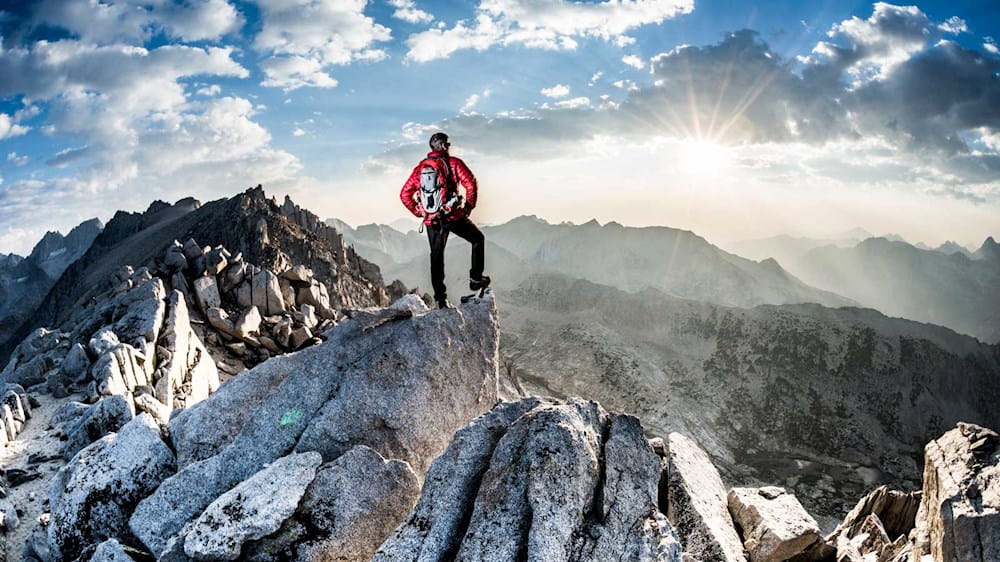 Uomo in vetta a una montagna